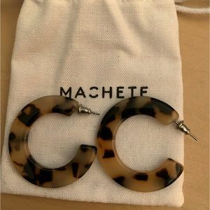 Machete tortoise hoop earring